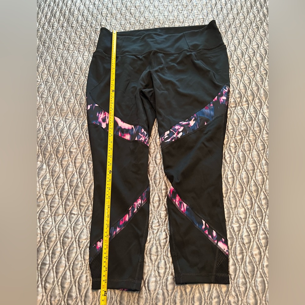 LIVI Active woman’s 1X black and pink athletic Crop pants